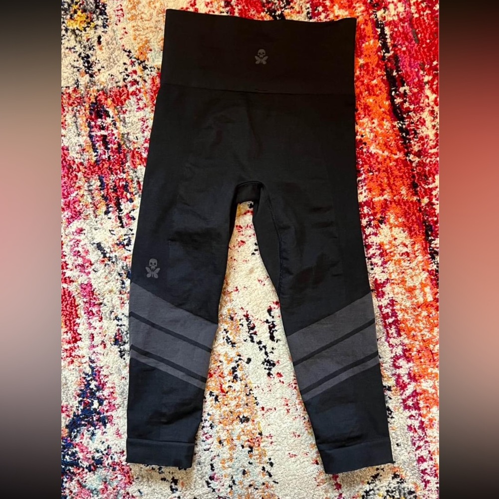 Betty Designs BD Lab Capri Leggings NWOT Sz XS